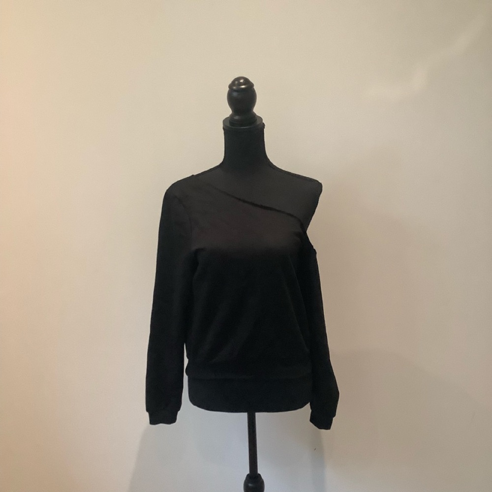 Superdown blouse with one open shoulder long sleeve is in great condition.